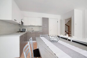 Køleskab, mikrobølgeovn, ovn, kogeplade