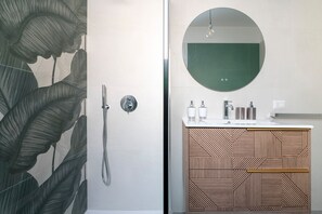 Een douche, een haardroger, handdoeken