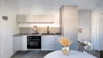 Refrigerador, horno, placa de cocina, cafetera/tetera