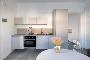 Geladeira, fogão, cooktop, cafeteira/chaleira