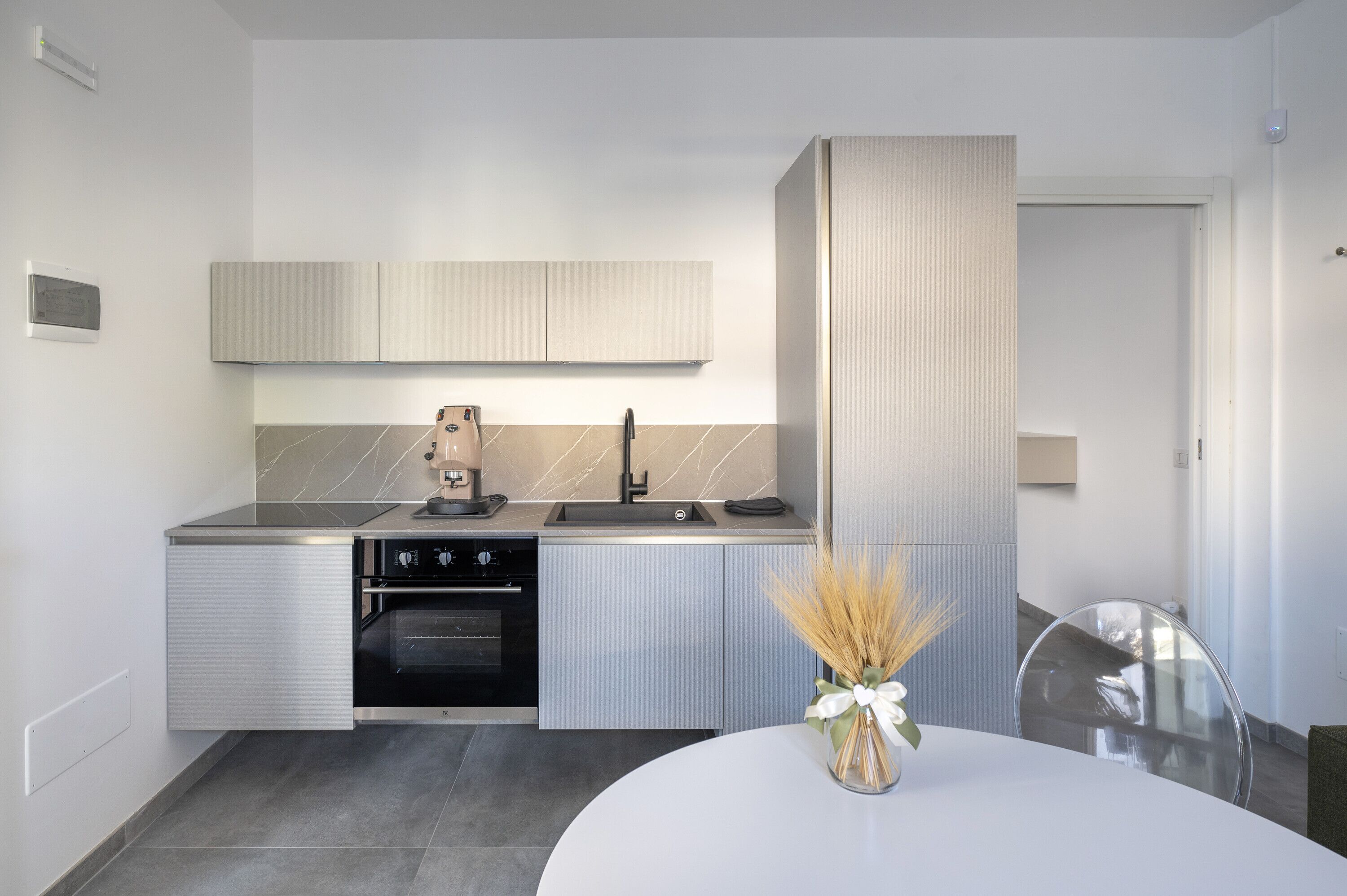 Kjøleskap, ovn, kokeplater og kaffetrakter/tekoker