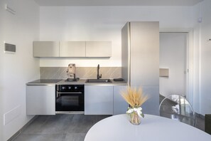 Réfrigérateur, four, plaque de cuisson, cafetière/bouilloire