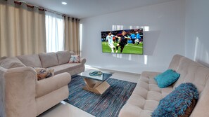 Smart TV - Luxury Penthouse 6 BD 4 BTH w/ Rooftop Pool + Fiber Internet,  Guest Friendly (Cartagena de Indias)