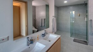 Bruser, håndklæder, Sæbe, Toiletpapir