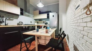 Een koelkast, een microgolfoven, een oven, een kookplaat