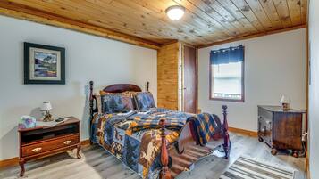 2 bedrooms, desk, iron/ironing board, internet