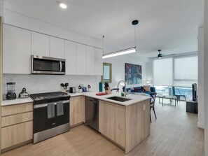 Fridge, microwave, oven, stovetop - Walk Everywhere! 1BR nr Zoo, Desert Garden, ASU (Phoenix)
