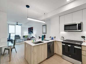 Kylskåp, mikrovågsugn, ugn och spishäll