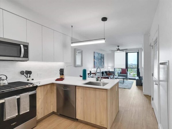 Jääkaappi, mikroaaltouuni, uuni, liesi