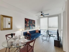 Smart TV - Pool, Hottub & Sauna | Walkable PHX 1BR | Mins to Shops (Phoenix)