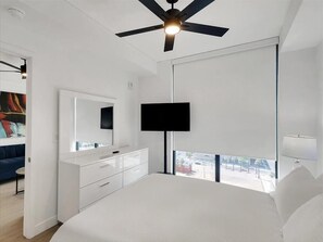 1 chambre, bureau, fer et planche à repasser, lit parapluie