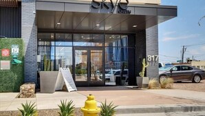 Un bâtiment moderne avec une enseigne portant l’inscription « Skyve ONSTK » au-dessus de l’entrée.