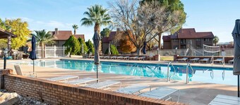 Cozy 2-bedroom 2nd story condo with AC, fitness room and WiFi in St. George Utah