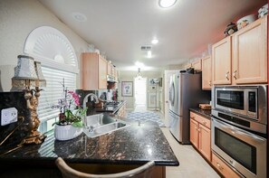 Fridge, microwave, oven, stovetop - SVS: Three Bedroom Monthly Home with Massage Chair (Las Vegas)