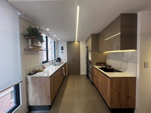 Een koelkast, een magnetron, een oven, een kookplaat