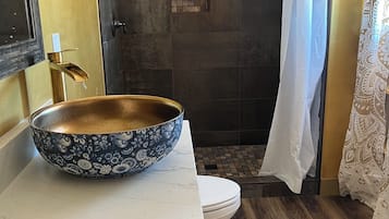 Secador de cabelo, toalhas de banho, sabonete, papel higiênico