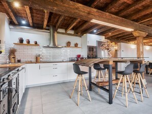 Fridge, microwave, oven, stovetop - Country House 'Casa Rural Nogalia' with Private Terrace, Private Garden and Wi-Fi (Villanueva de los Nabos)