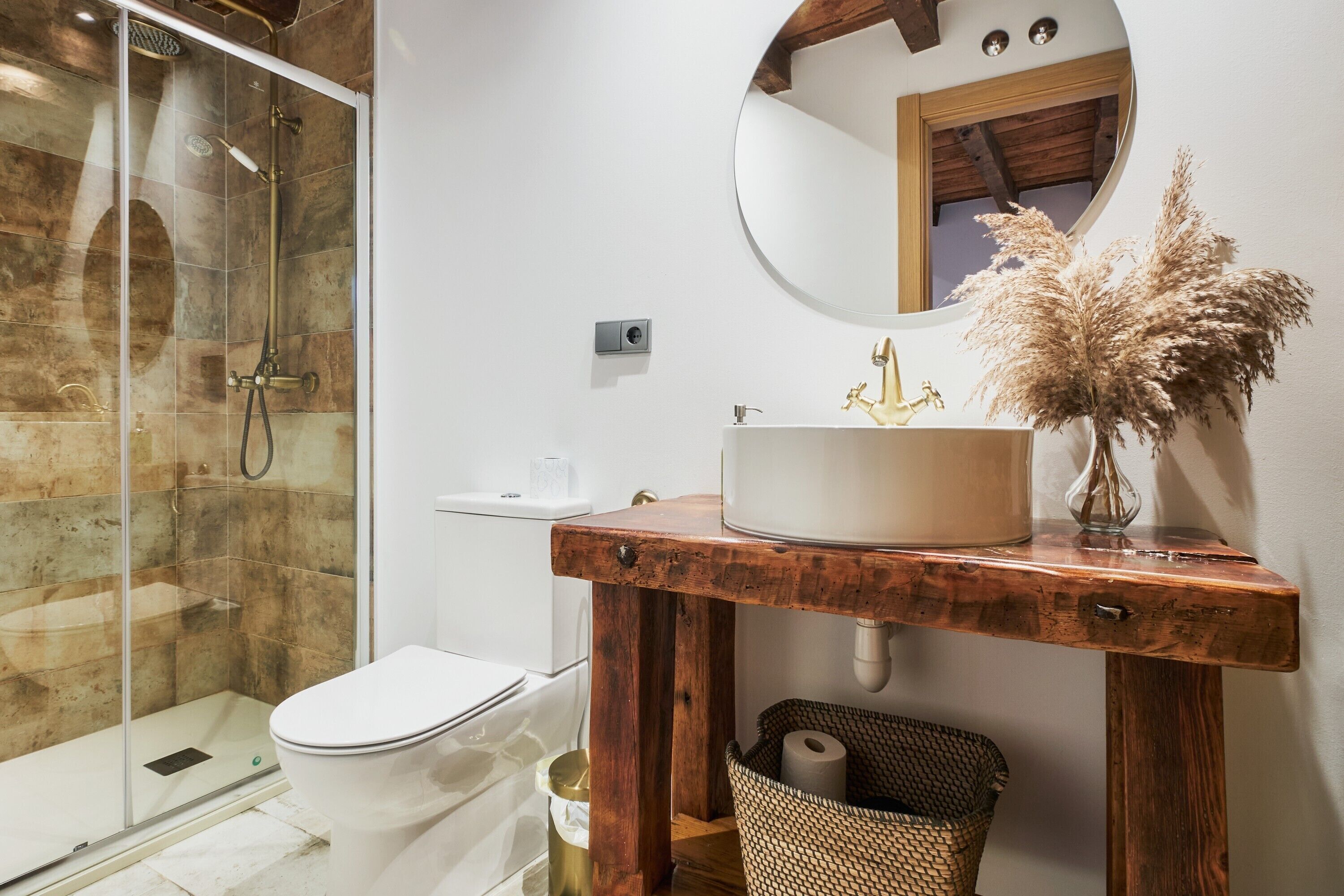 Een douche, een haardroger, handdoeken