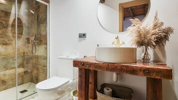 Een douche, een haardroger, handdoeken