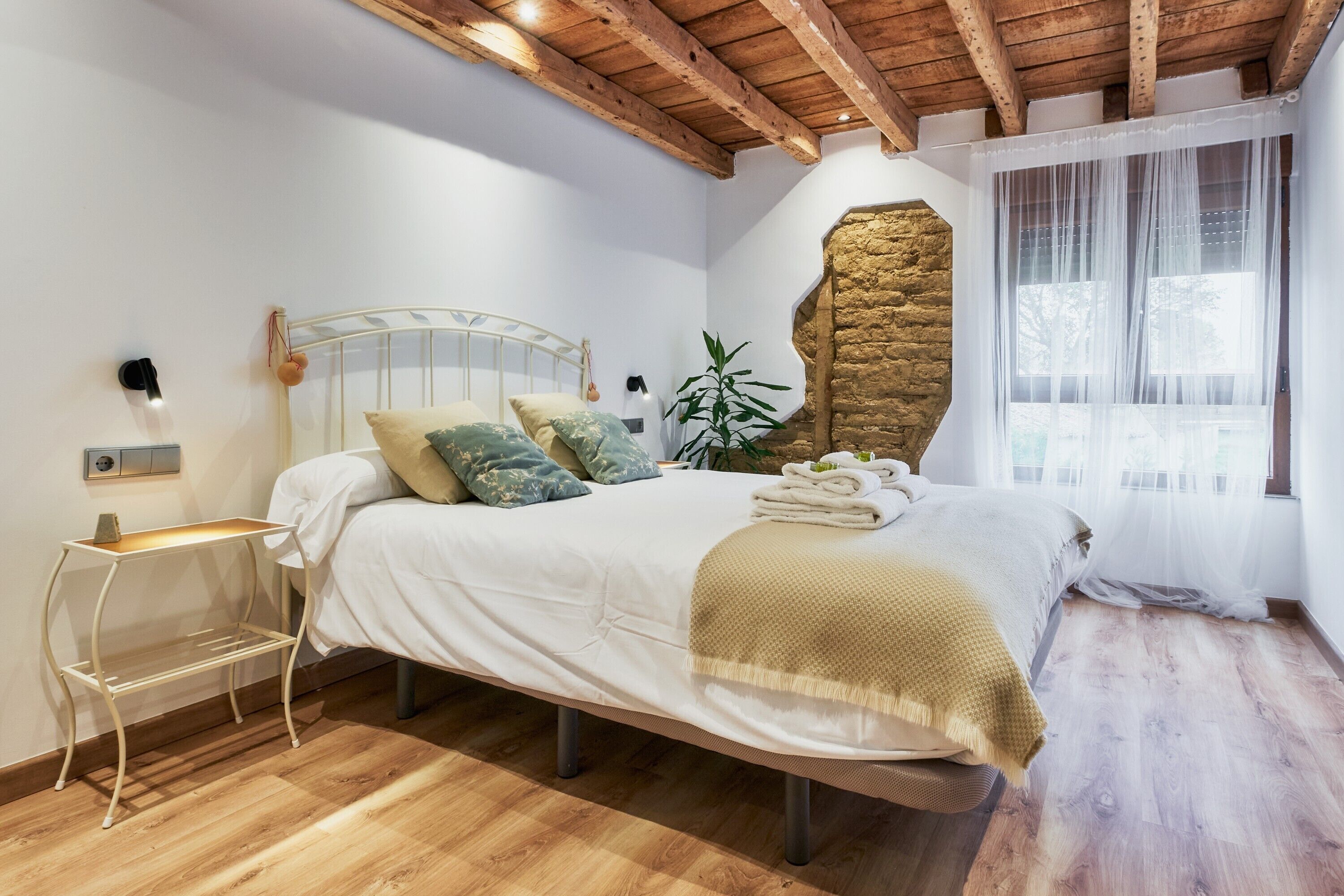 8 slaapkamers, een strijkplank/strijkijzer, gratis wifi, beddengoed