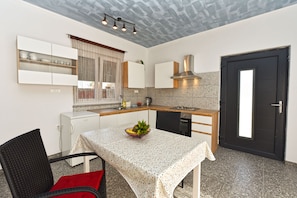 Fridge, oven, stovetop, coffee/tea maker