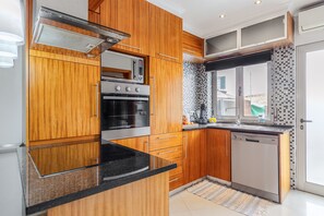 Een koelkast, een magnetron, een oven, een kookplaat