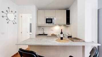 Refrigerador, microondas, horno, placa de cocina