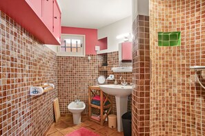 Een douche, een haardroger, handdoeken