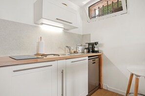 Een koelkast, een microgolfoven, een oven, een kookplaat