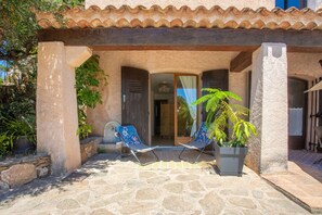 Exterior detail - Villa 'La Colline' with Sea View, Wi-Fi and Air Conditioning (Saint-Raphaël)