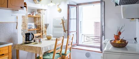 Køleskab, ovn, kogeplade, brødrister