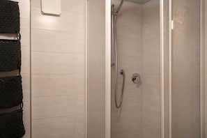 Dusche, Haartrockner, Bidet, Handtücher