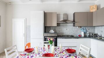 Fridge, oven, stovetop, dishwasher