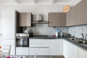 Réfrigérateur, un four, surface de cuisson, lave-vaisselle