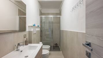 Doccia, asciugacapelli, bidet