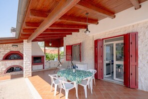 Outdoor dining - Family & Fun - Cheerful Villa with a Hydromassage Tub (Virbo)