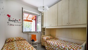 3 bedrooms, iron/ironing board, Internet, bed sheets - Family&Fun - Joyful Villa with hydromassage tub (Virbo)
