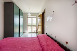 3 bedrooms, iron/ironing board, Internet, bed sheets