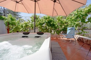 Outdoor spa tub - Family & Fun - Cheerful Villa with a Hydromassage Tub (Virbo)