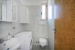 Dusche, Haartrockner, Bidet, Handtücher