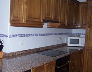 Frigorífic, microones, forn i placa de cuina 