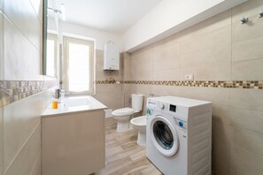 Dusj, hårføner, bidé og håndklær