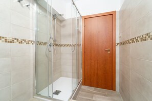 Chuveiro, secador de cabelo, bidê, toalhas de banho