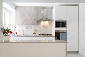 Réfrigérateur, un four, surface de cuisson, lave-vaisselle