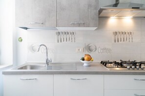 Fridge, oven, stovetop, dishwasher