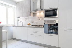 Frigorifero, forno, piano cottura, lavastoviglie