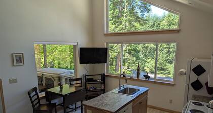 Gnome Home: Cozy duplex studio apartment with AC, WiFi, in peaceful Packwood