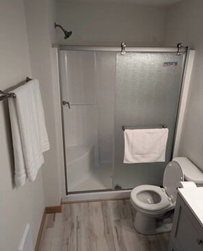 Haartrockner, Handtücher, Seife, Shampoo