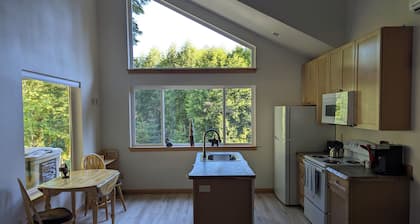 Gnome Home: Cozy duplex studio apartment with AC, WiFi, in peaceful Packwood