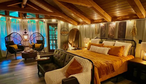 Light'n Bug Bungalow: Pet Friendly, FREE Attraction Tickets, Hot Tub, & Firepit